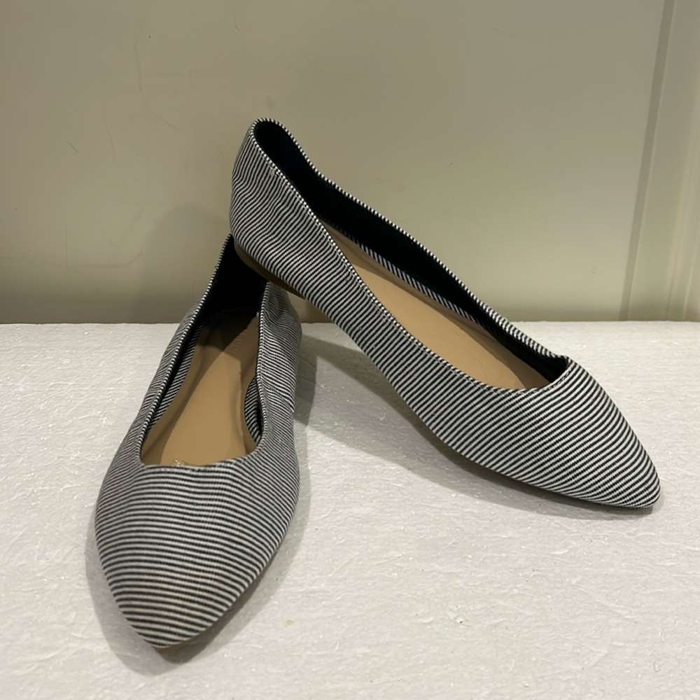 Like New! Old Navy stripe Pointed as Toe flats Ballet shoes Navy/White size 7